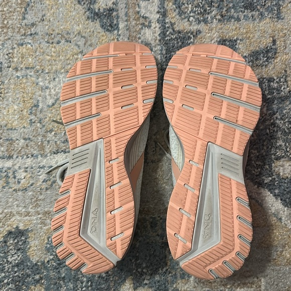 Women’s size 10 Brooks sneakers - Picture 4 of 6